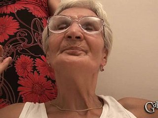 A garota idosa Elizabet lida com algumas ereções pulsantes