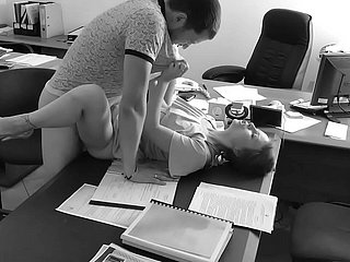 De baas neukt zijn kleine secretaresse op de kantoortafel en filmt het met een verborgen camera
