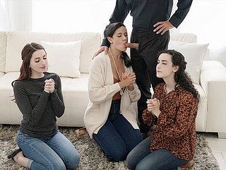 FreeUse Milf - 迷人的熟女充分展示她们完美的身材来满足她们的丈夫