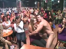 ゴージャスな女性が自分のディックしゃぶりのスキルを表示します