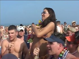 点滅パーティの女の子がビーチで模索ます