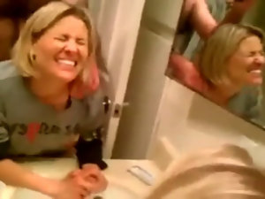 Cute MILF Fucked di hadapan The Bathrrom Reverberation