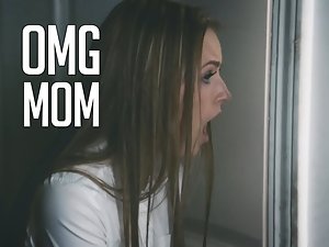 hija mira a su mamá y su maestra