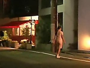 Потрясенный Teengirl нащупал в заднем дворе