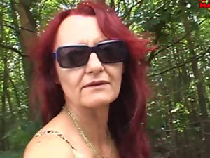 Laurie (51) ao ar livre maduras chupar dois paus