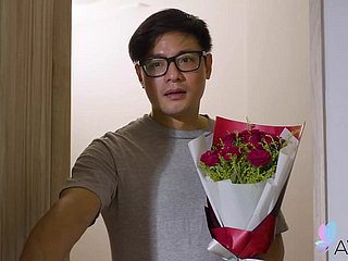 Stacy, una teenager taiwanese dalle tette grandi, fa sesso e si diverte.