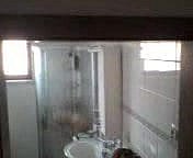 Nenek Dina dewasa Cina mabuk di kamar mandi.