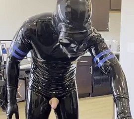 Rubberdrone se masturba con calcetines de látex