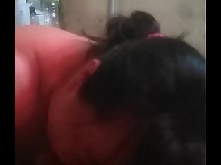 Las mujeres chinas chupan a un indio