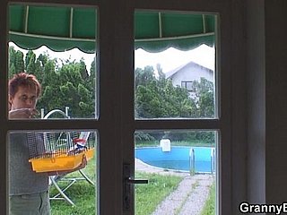 おばあちゃんが隣人のチンポに乗る