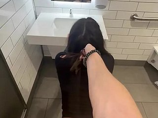 何か新しいことを試したくて、ウォルマートのトイレで見知らぬ男とセックスするティーンエイジャー
