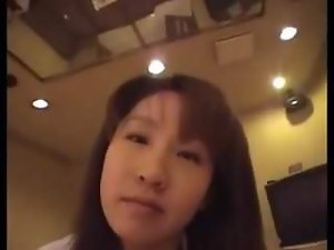 Asian girl pisses và rắm trên một vòi nước chàng trai