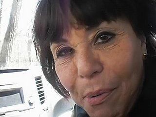 Отсасывает у парня, которого я встретила в магазине бубликов
