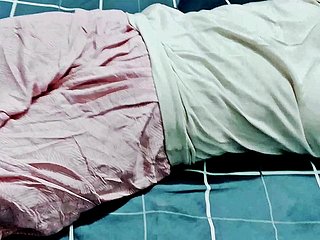 Mon beau-frère m'a baisé après que mama belle-sœur ait dormi. Il a rendu mama chatte rouge en baisant - VIDÉO Vigorous HD