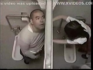 老师在厕所里操学生