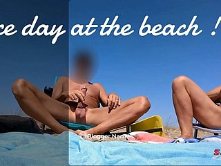 Er masturbiert am Lakeshore von Docilely d'Agde und geht hinter ihnen vorbei. Schöne Vorführung!