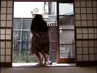Saleable ibu rumah tangga Jepang kacau perabotan