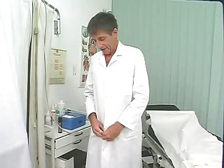 在医生