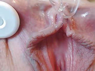 Neon Wand Barring Pulsating Clit Orgasme