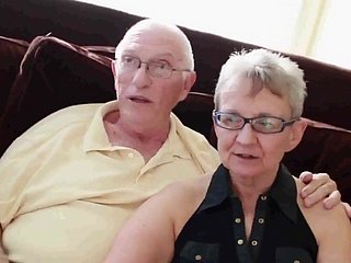 Grand-mère et grand-papa avec garçon