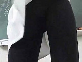 A المعلم مثير مع اللباس الداخلي في الركبة