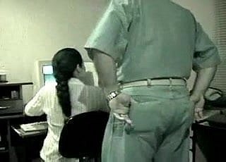 捕まる怖がっかわいい若い十代の若者たち