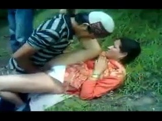 maman Desi baisée par 3 garçons dans dispirit forêt