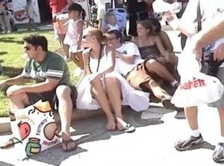 chica pillada sin bragas (geen slipje)