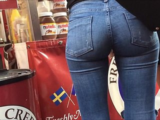 Perfecto culo adolescente rubia en jeans ajustados