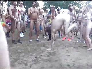 彼女は公共の場で裸踊りが大好き、私は彼女の上に手コキ大好き