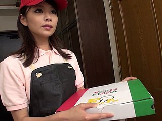 아시아 배달 택배 Akubi Yumemi 그녀의 클라이언트에 입으로를 제공합니다