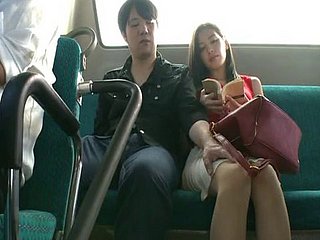 在公共汽车上公共他妈的让横山美雪暨硬