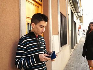 生意気なブルネットの女性が家この少年をもたらし、彼のペニスを吸います