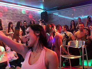 pequeñas salvajes que se divierten durante frigid fiesta de sexo