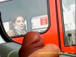 वह डिक देखता है और यहां तक ​​कि उसके होंठ चाटते