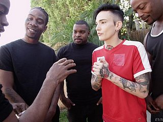 短头发尼克的心需要更多的公鸡达到高潮